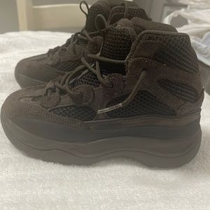 ORIGINAL YEEZY boots only worn 2x Mint condition